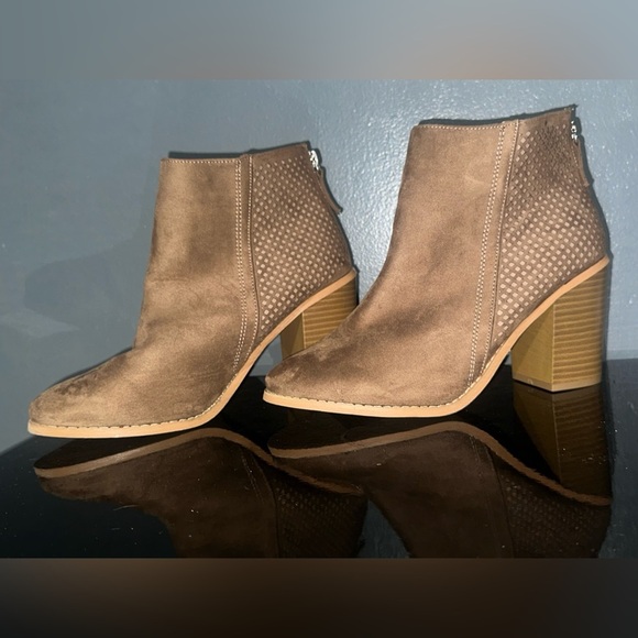 Elegant Brown Ankle Booties with Cutout Design - Picture 2 of 4